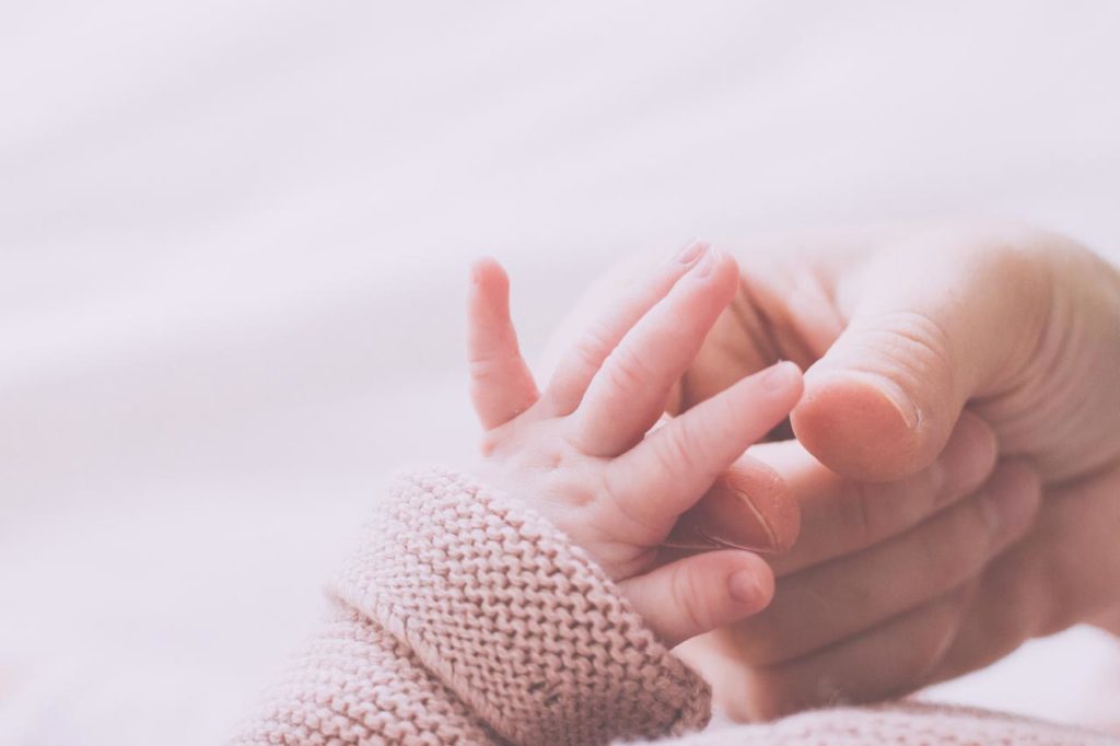 12 Foto Neogennito Moro φωτογραφιση μωρου μαιευτηριο φωτογραφος νεογεννητου μωρο οικογενεια παιδια