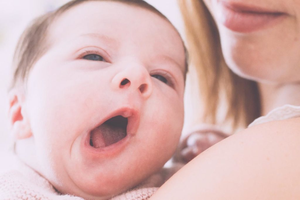 14 Foto Neogennito Moro φωτογραφιση μωρου μαιευτηριο φωτογραφος νεογεννητου μωρο οικογενεια παιδια