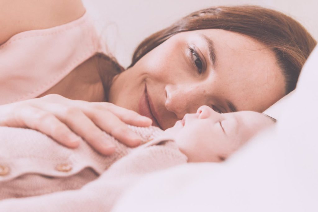 24 Foto Neogennito Moro φωτογραφιση μωρου μαιευτηριο φωτογραφος νεογεννητου μωρο οικογενεια παιδια