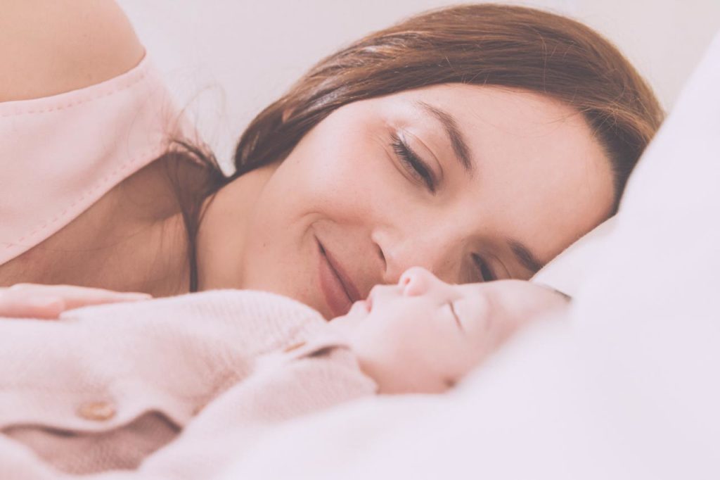 25 Foto Neogennito Moro φωτογραφιση μωρου μαιευτηριο φωτογραφος νεογεννητου μωρο οικογενεια παιδια